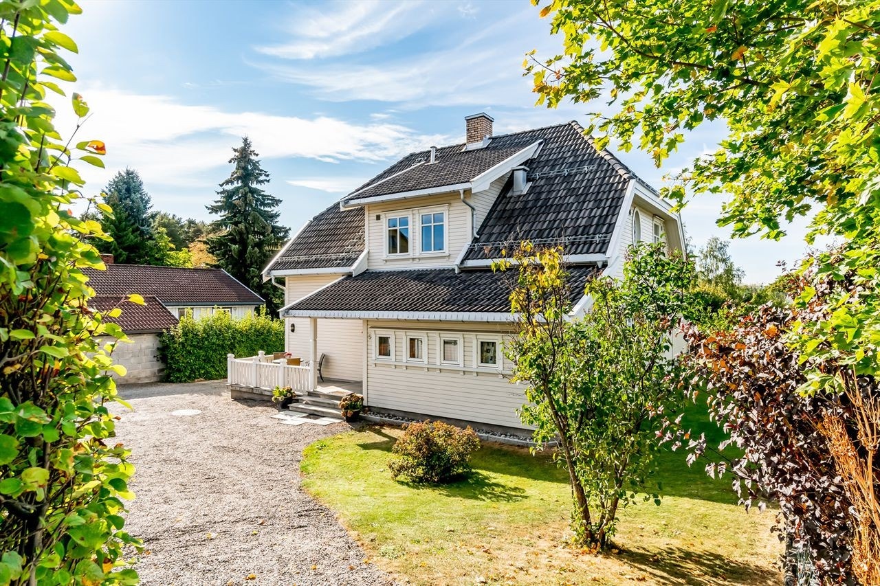Koselig gårdsplass hvor bolig og garasje danner et lite tun Galleribilde