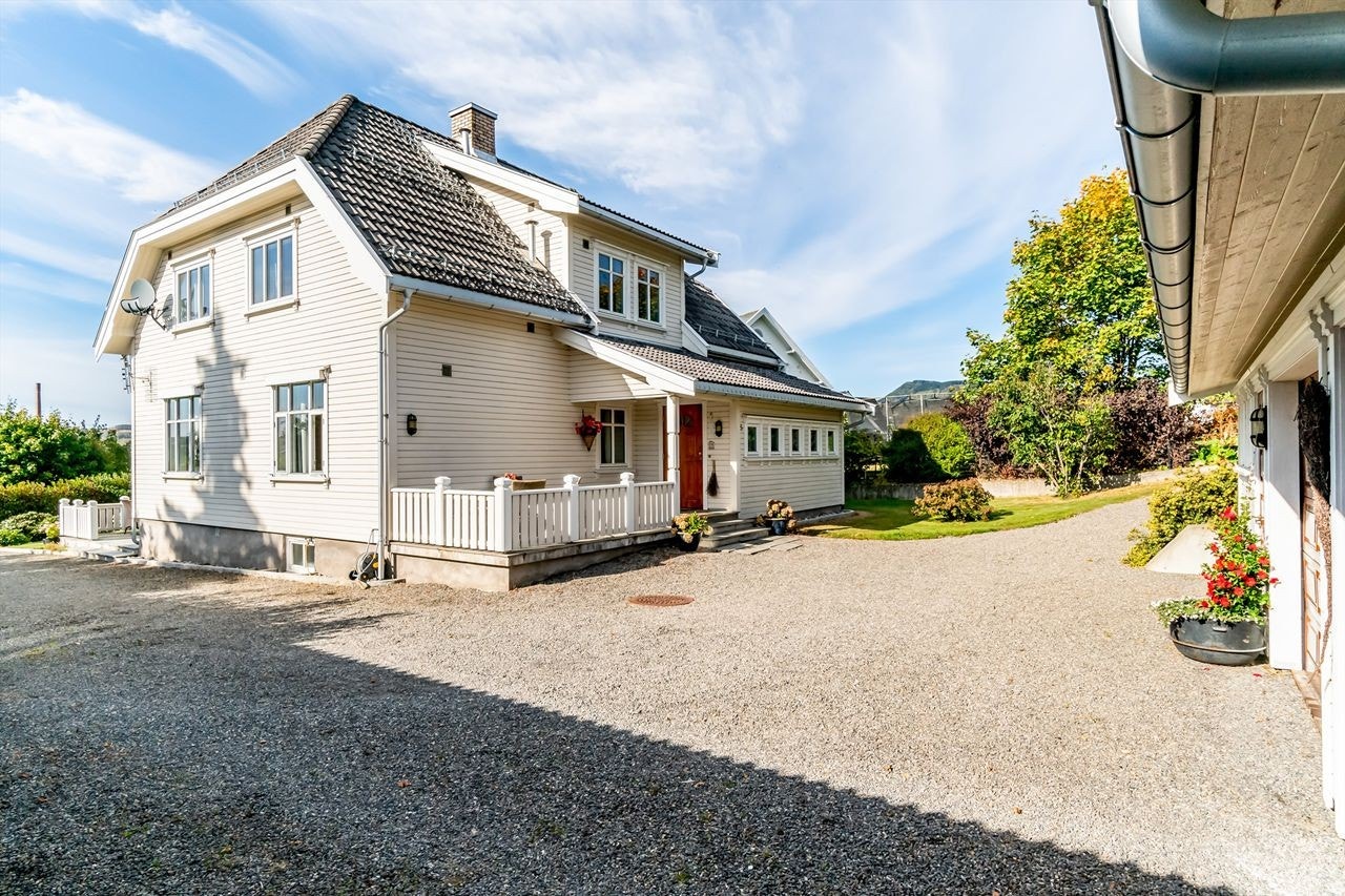 Koselig overbygget inngangsparti med flott terrasse Galleribilde