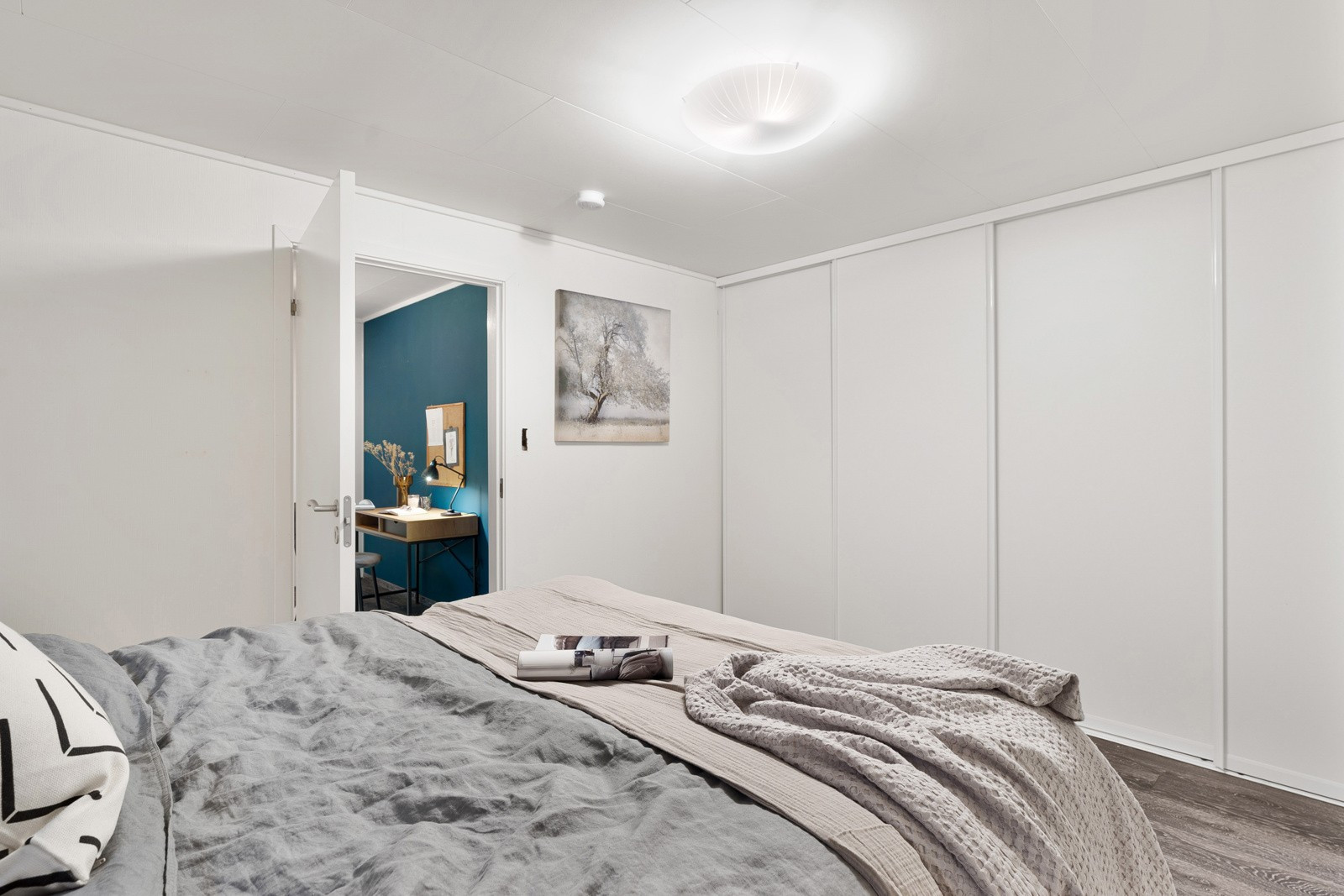 Rikelig med lagringsplass i skyvedørsgarderobe