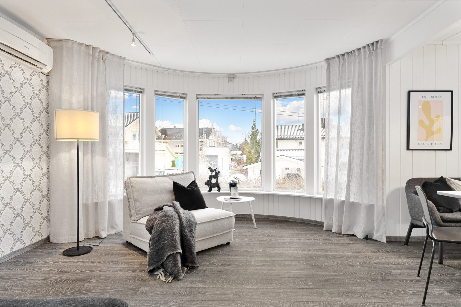 Store vindusflater gir rikelig med lysinnslipp