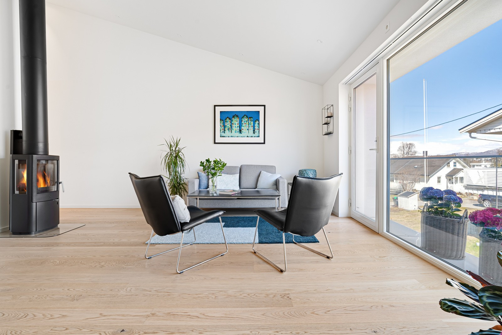 Romslig stue med god plass til sofa og diverse møblement