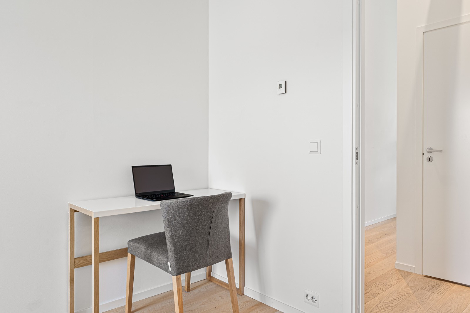 Her kan man sette opp skrivebord eller bruke hele rommet som kontor