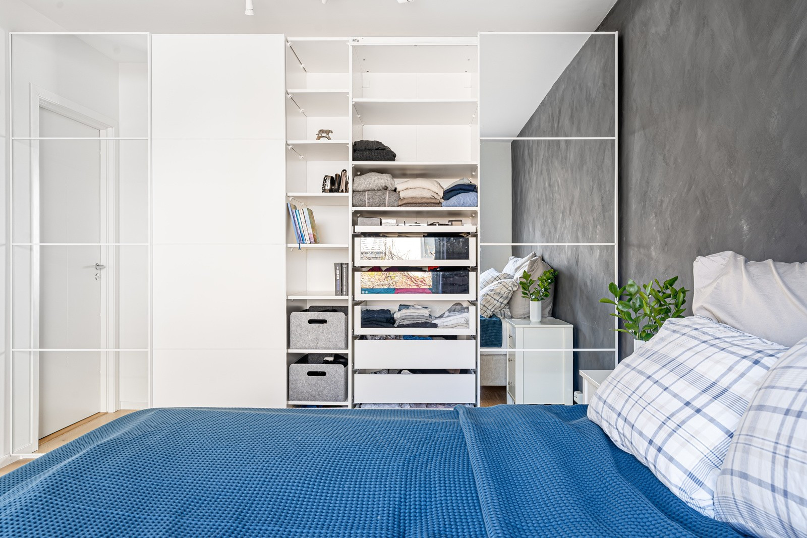 Skyvedørsgarderobe med helfigursspeil