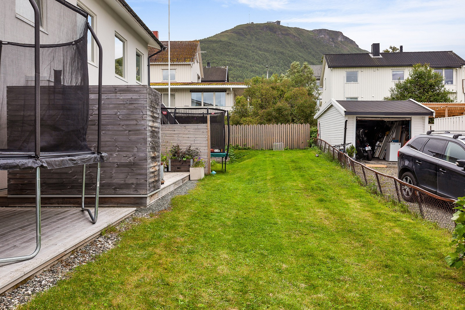 Barna kan leke ute på den grønne gressplenen