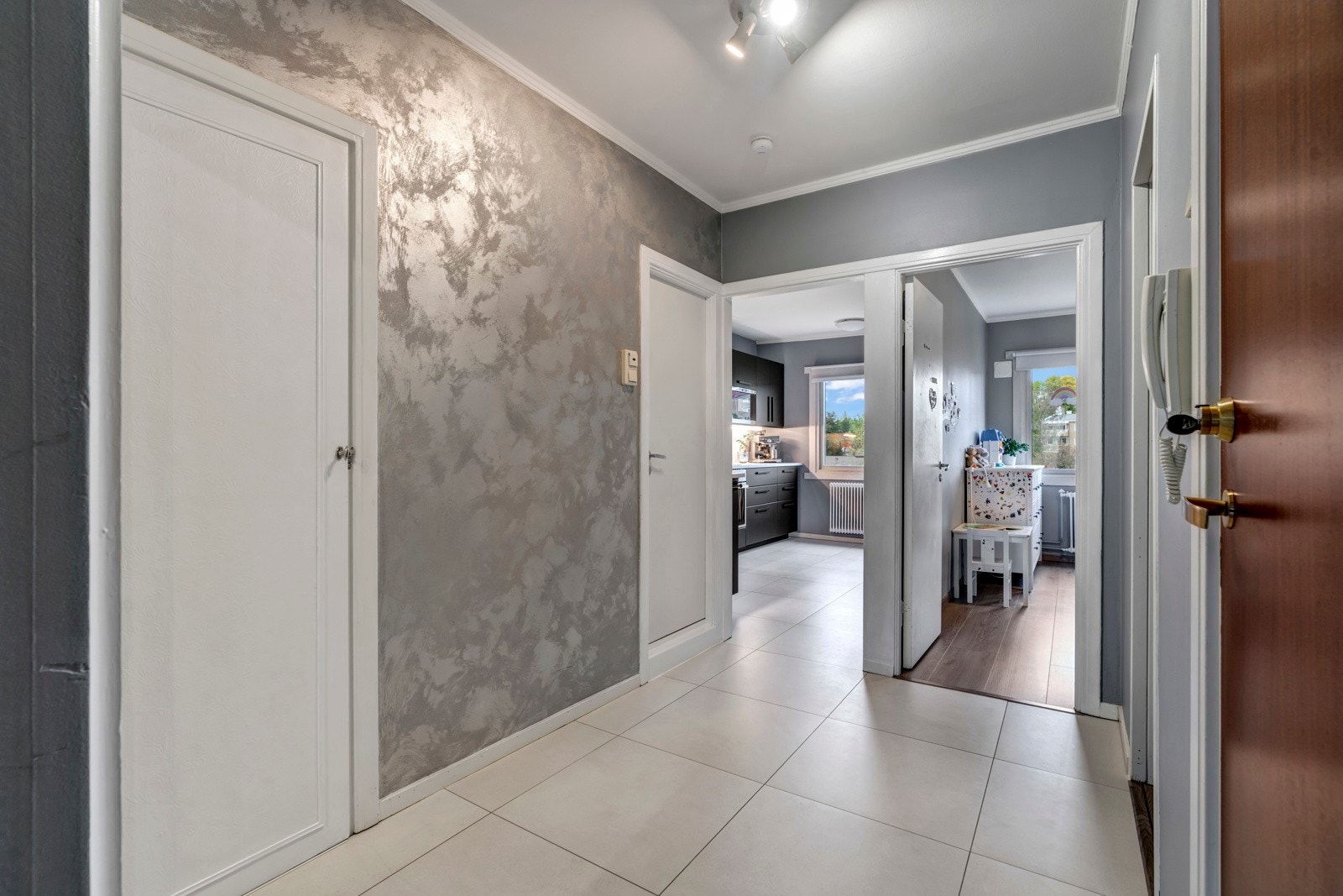 Innbydende entré med walk-in closet og bod Galleribilde