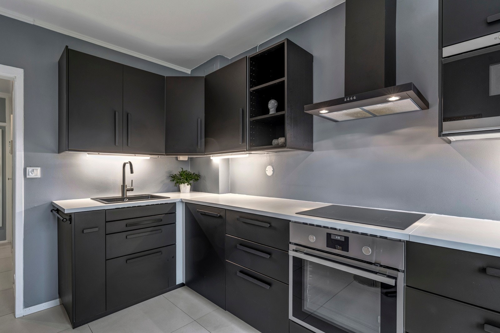 Integrert induksjonstopp, stekeovn, mikrobølgeovn og kjøle-/fryseskap Galleribilde