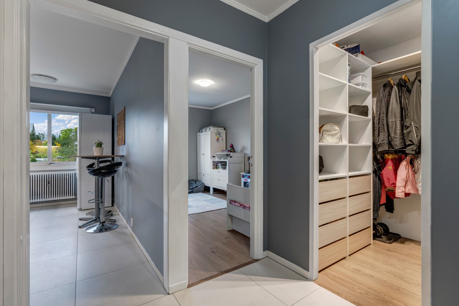 Lekre italienske fliser i entré og på kjøkkenet Galleribilde