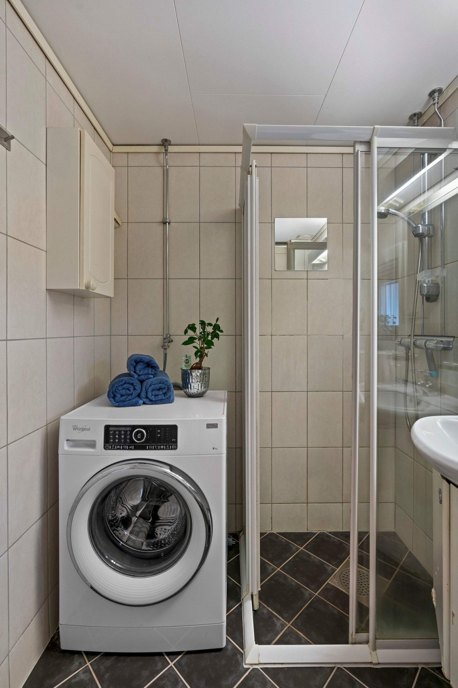 Gulvvarme og opplegg til full størrelse vaskemaskin Galleribilde