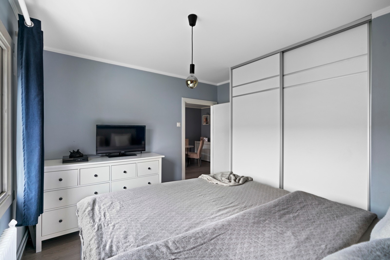 Soverom 1 med skyvedørsgarderobe og plass til dobbeltseng Galleribilde