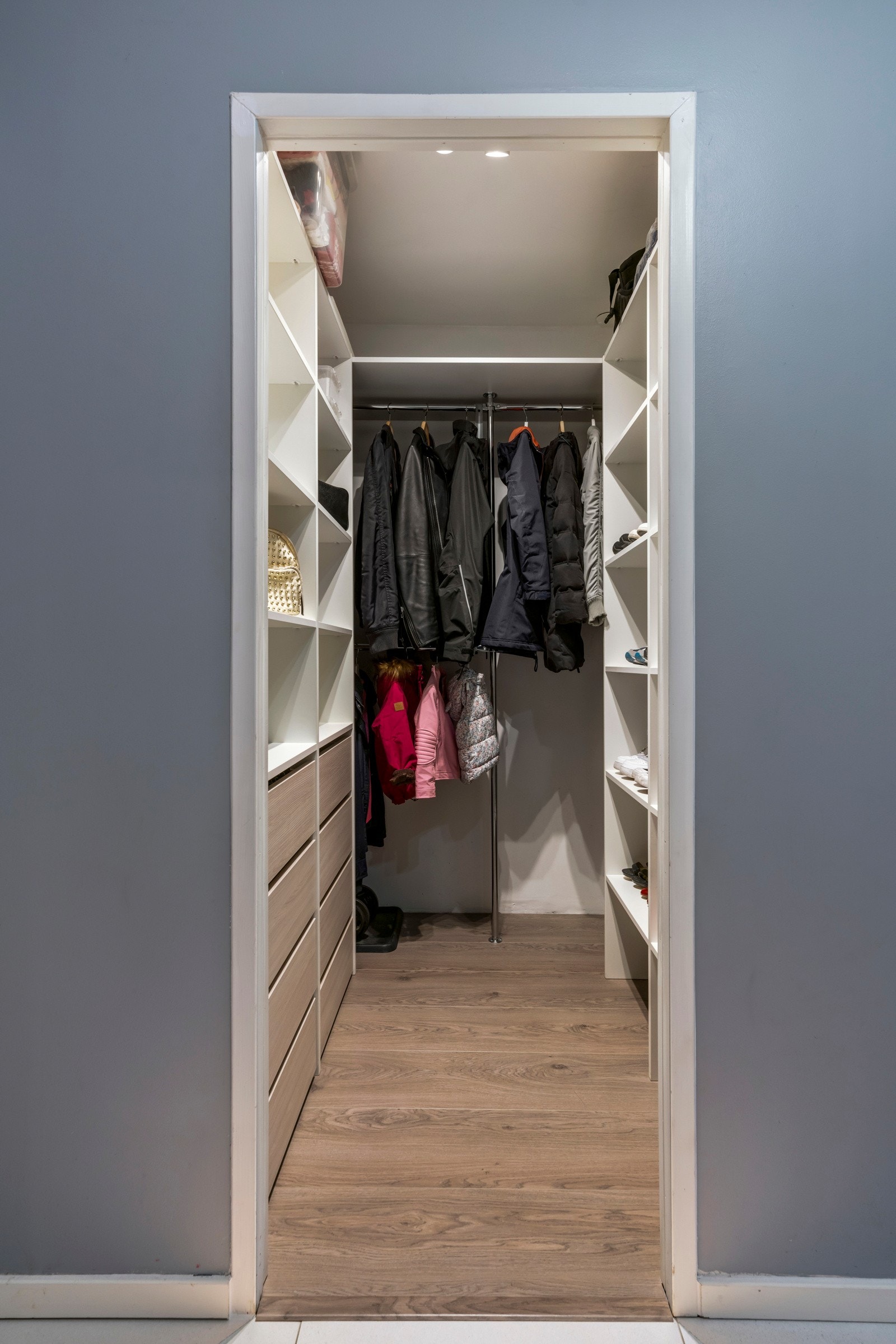 Fra entréen er det inngang til wlk-in closet/omkledningsrom Galleribilde