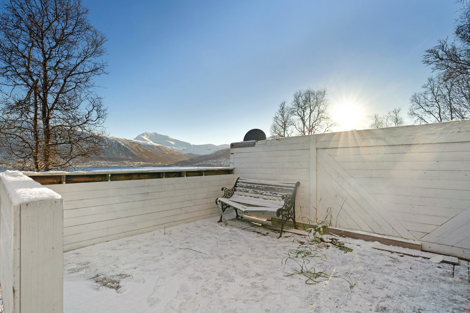 Terrasseplatt tilknyttet leiligheten med god plass til utemøblement.