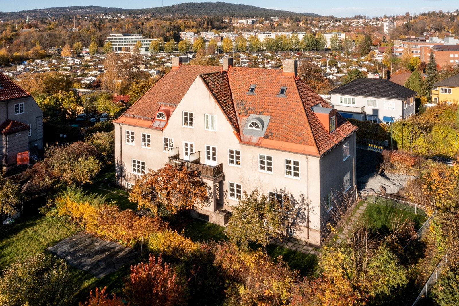 Boligen ligger i en av få firemannsboliger i vakre omgivelser i Ullevål Hageby. Galleribilde