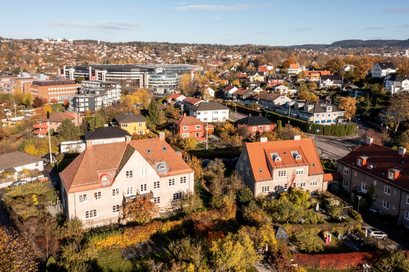 Det er nå nettopp anlagt ny drenering og ny grunnmurspapp. I følge vedlikeholdsplanen til borettslaget skal taktekking og pipe over tak byttes/rehabiliteres i 2022. Galleribilde