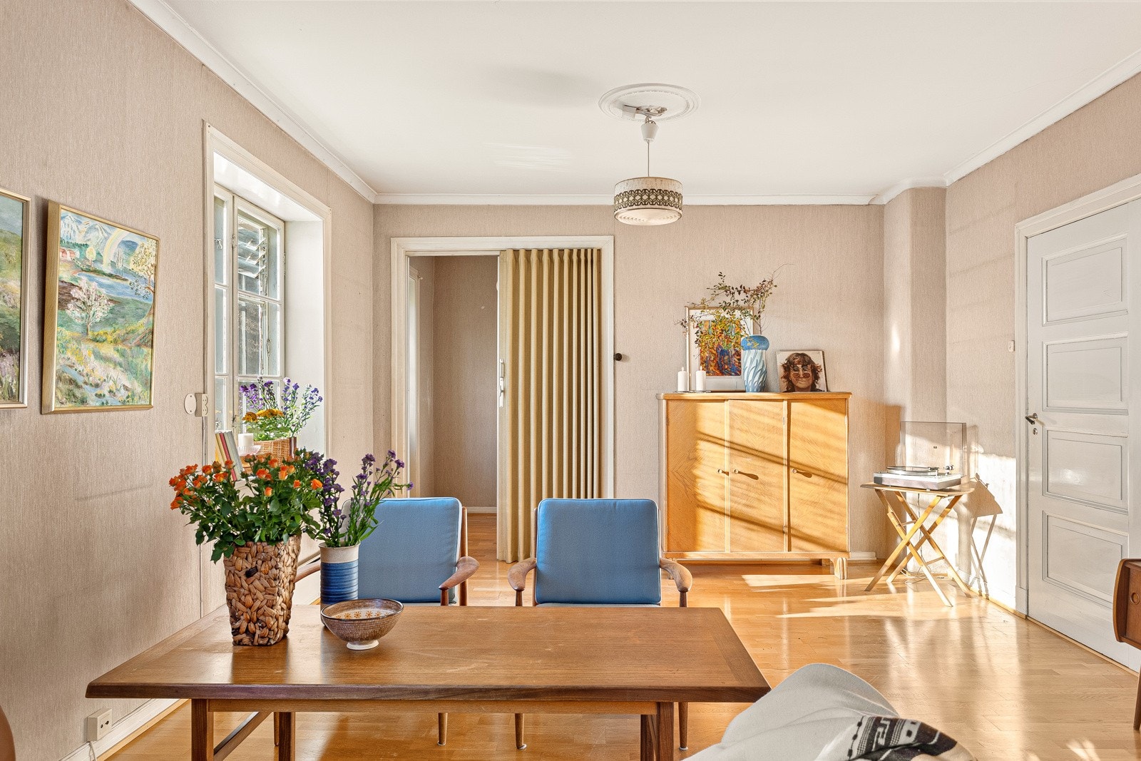 Fra rommet innenfor stuen er det direkte utgang til veranda som videre fører ned til hagen. Galleribilde