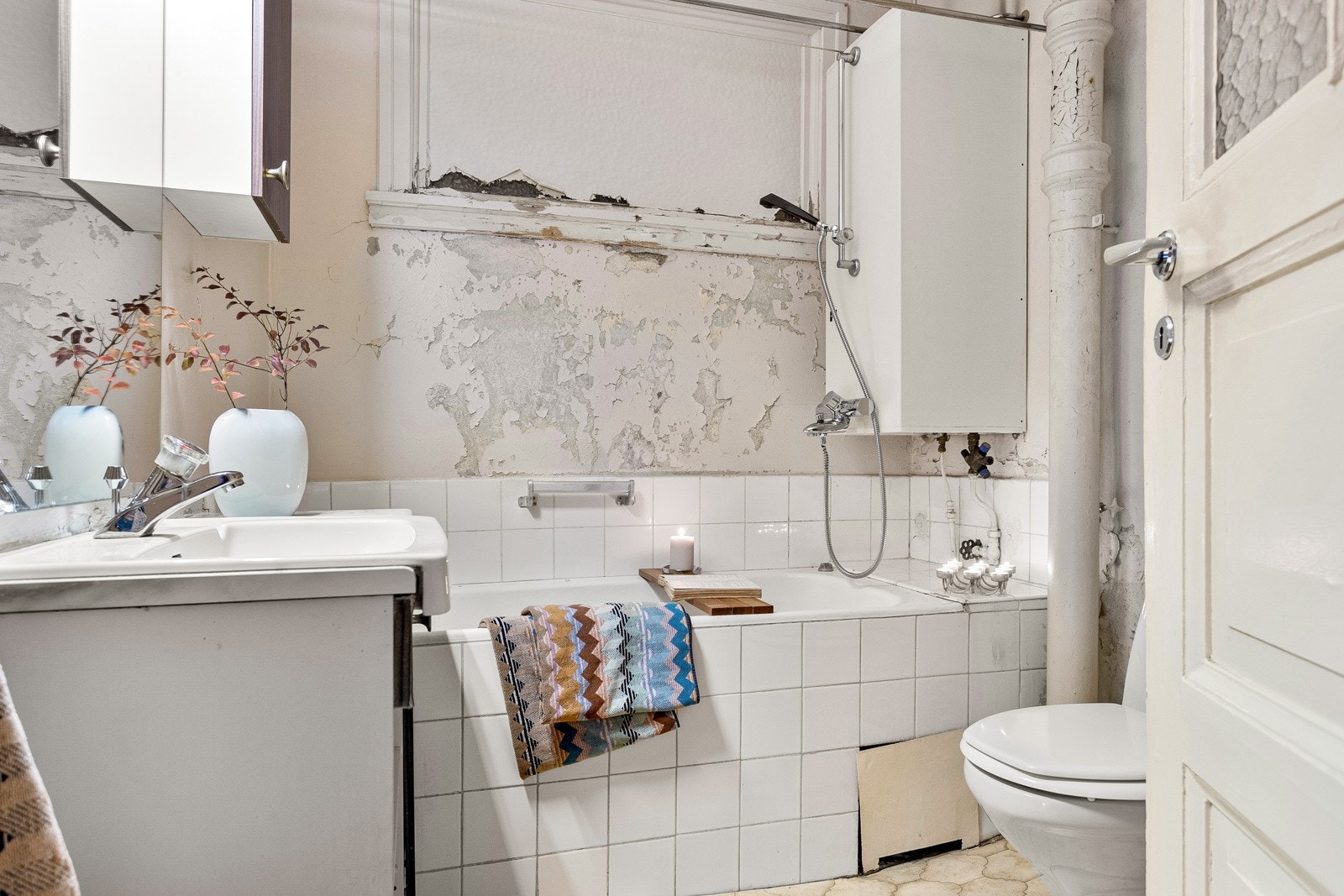 Baderomskonstruksjonen er hovedsakelig fra byggeår hvor oppgradering må påregnes. Galleribilde