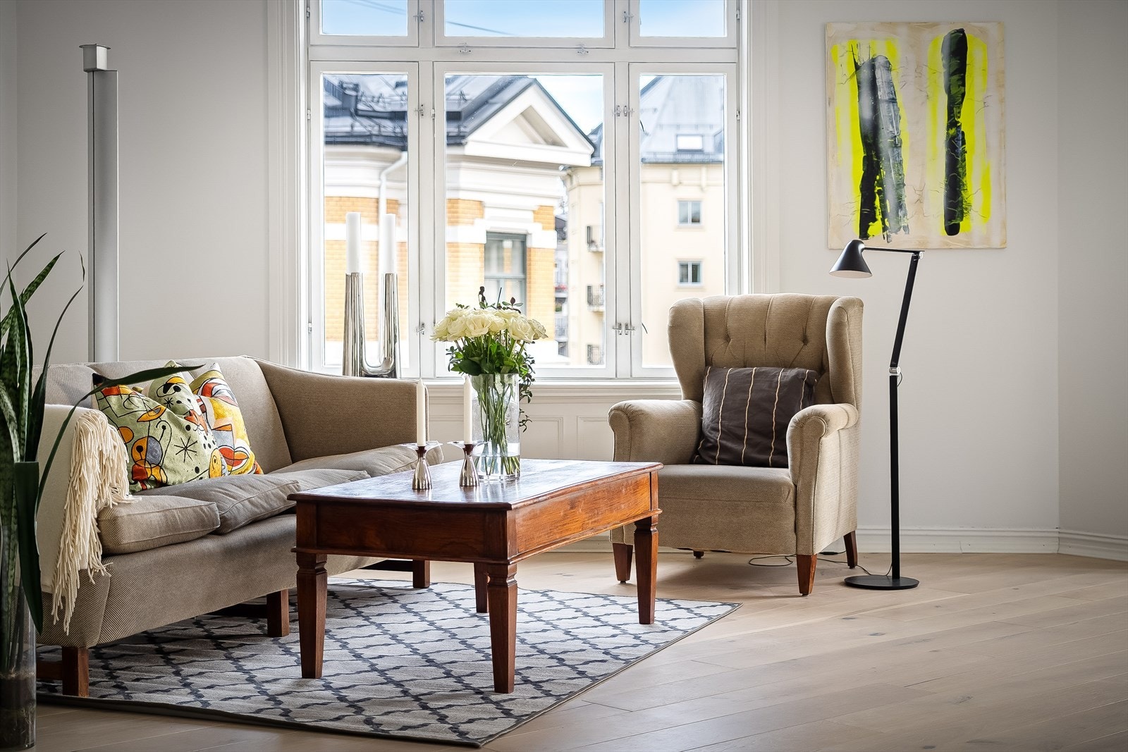 Hjørnestue med flere store vindusposter og fantastiske lysforhold Galleribilde