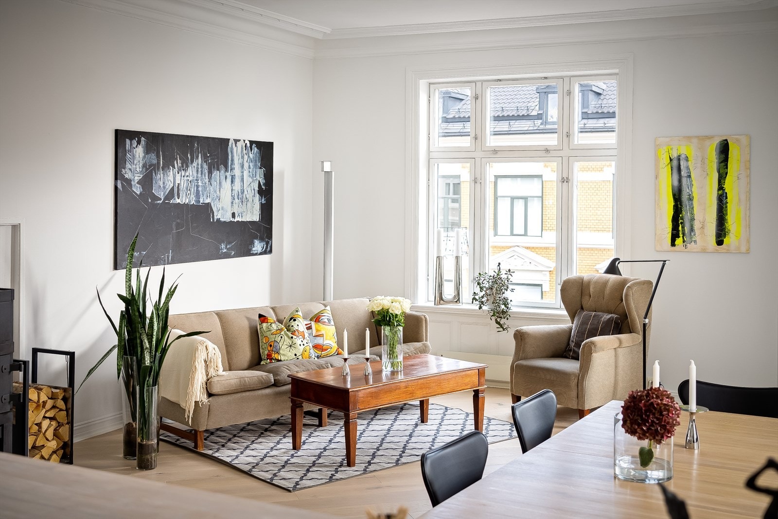 Leiligheten har store, lyse og rause rom med en takhøyde på opptil 3,06 meter Galleribilde