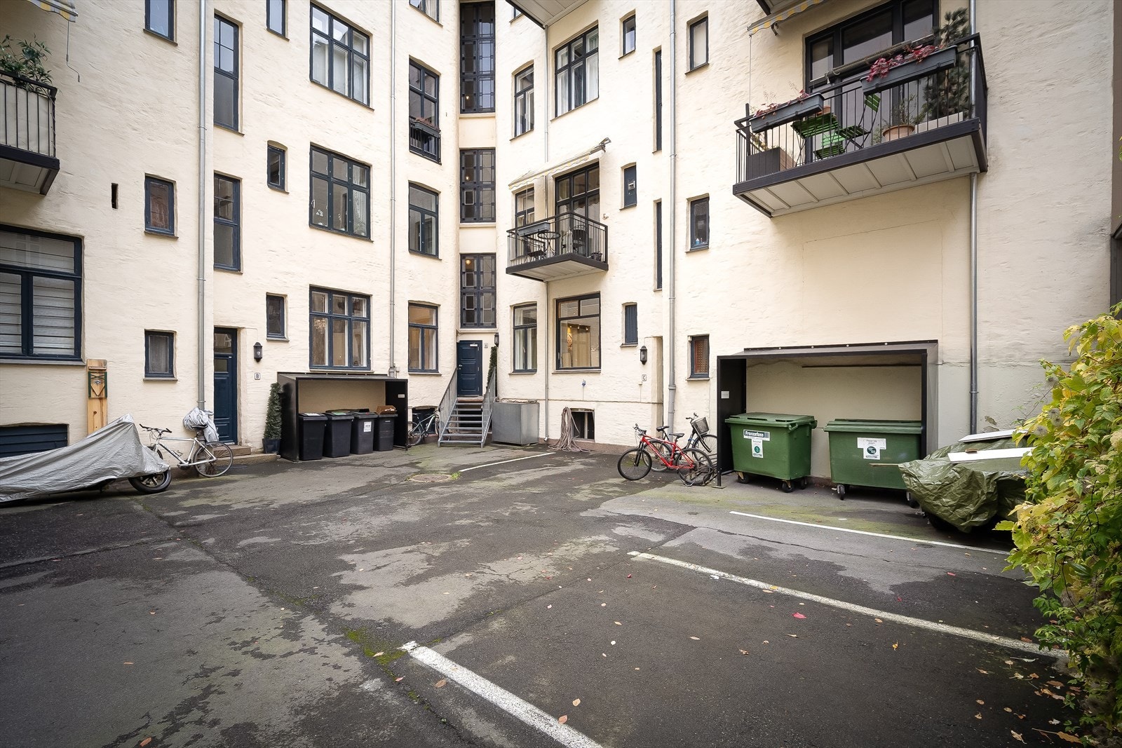 Seksjonseier har mulighet til parkering i bakgård etter “førstemann-til-mølla”-prinsippet. Det er maksimum 6 biler som kan stå parkert i bakgården samtidig Galleribilde
