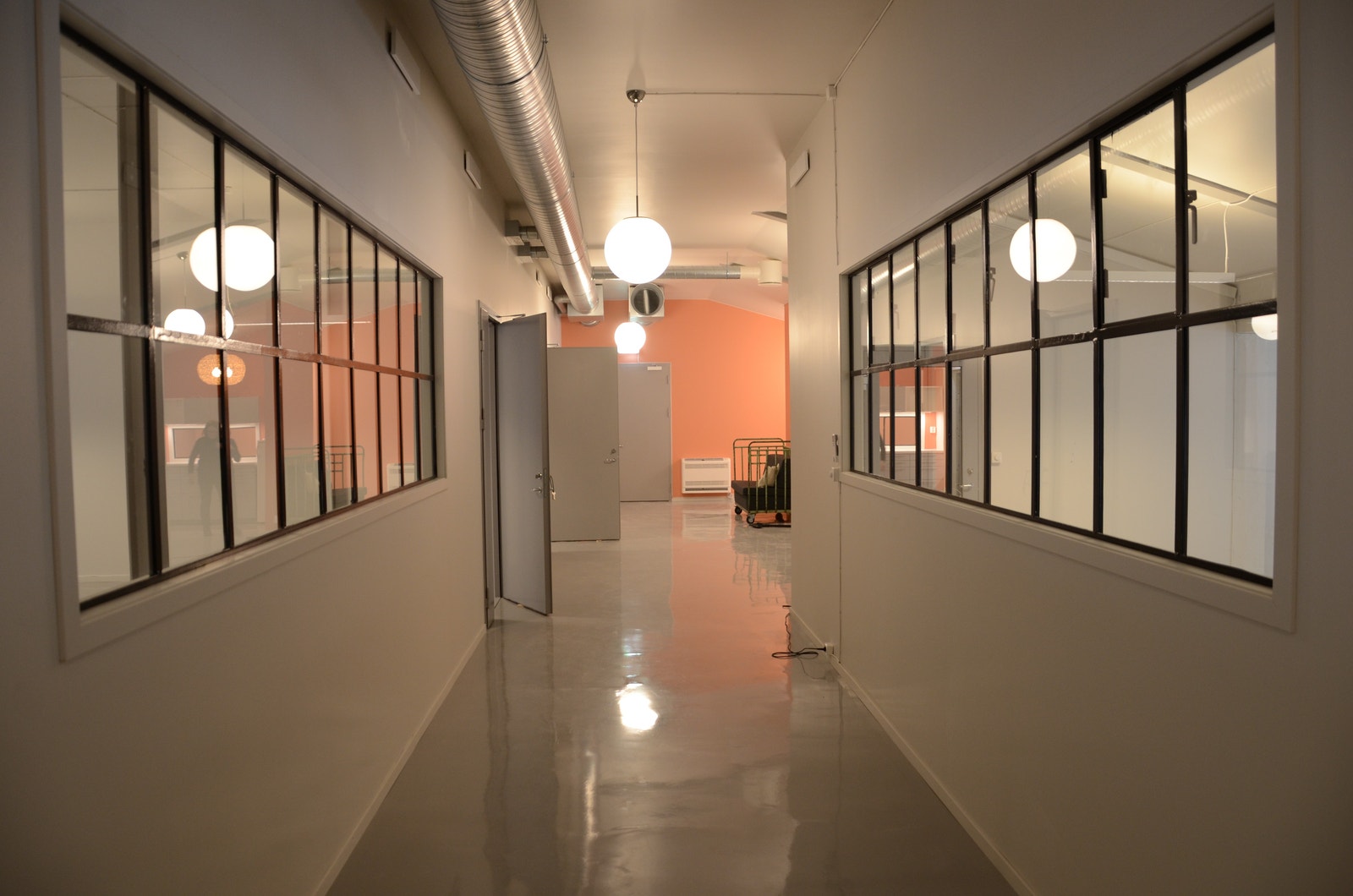 Inngang 16: Kontorfellesskap, gang med gjennomgående dagslys fra begge sider Galleribilde