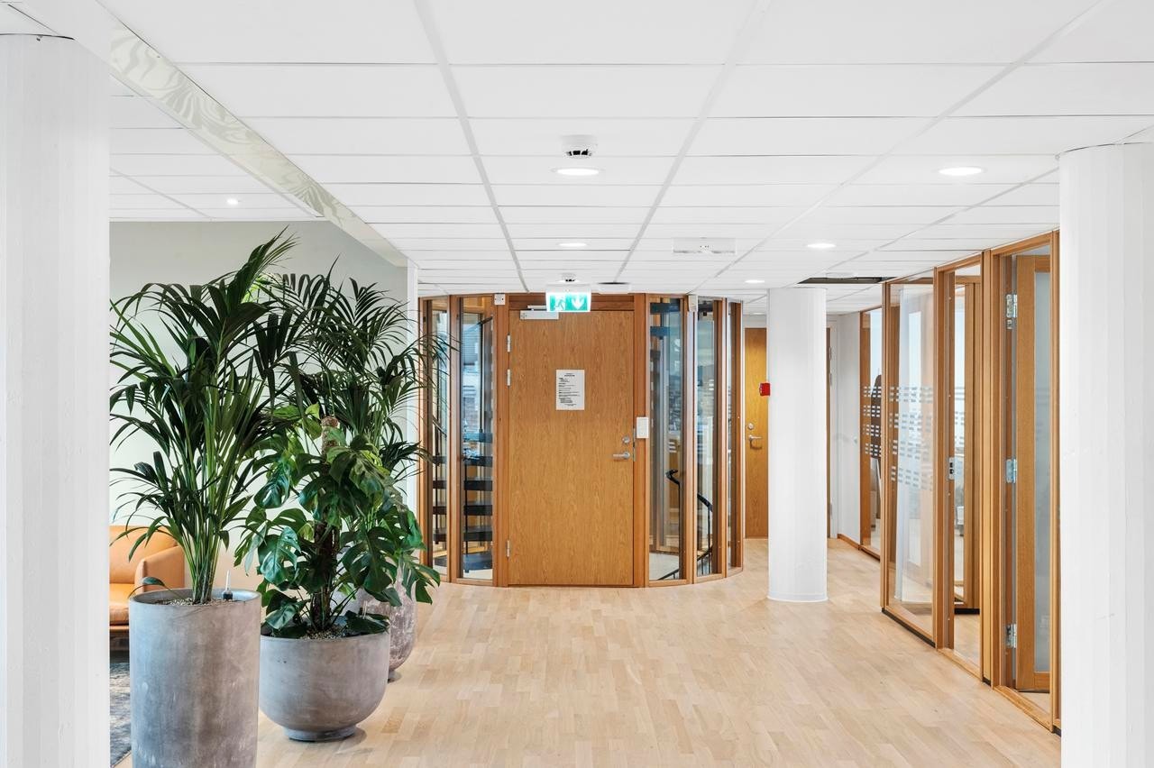 Det er intern trapp mellom alle etasjene. Detnne kan åpnes eller sperres etter behov. Galleribilde