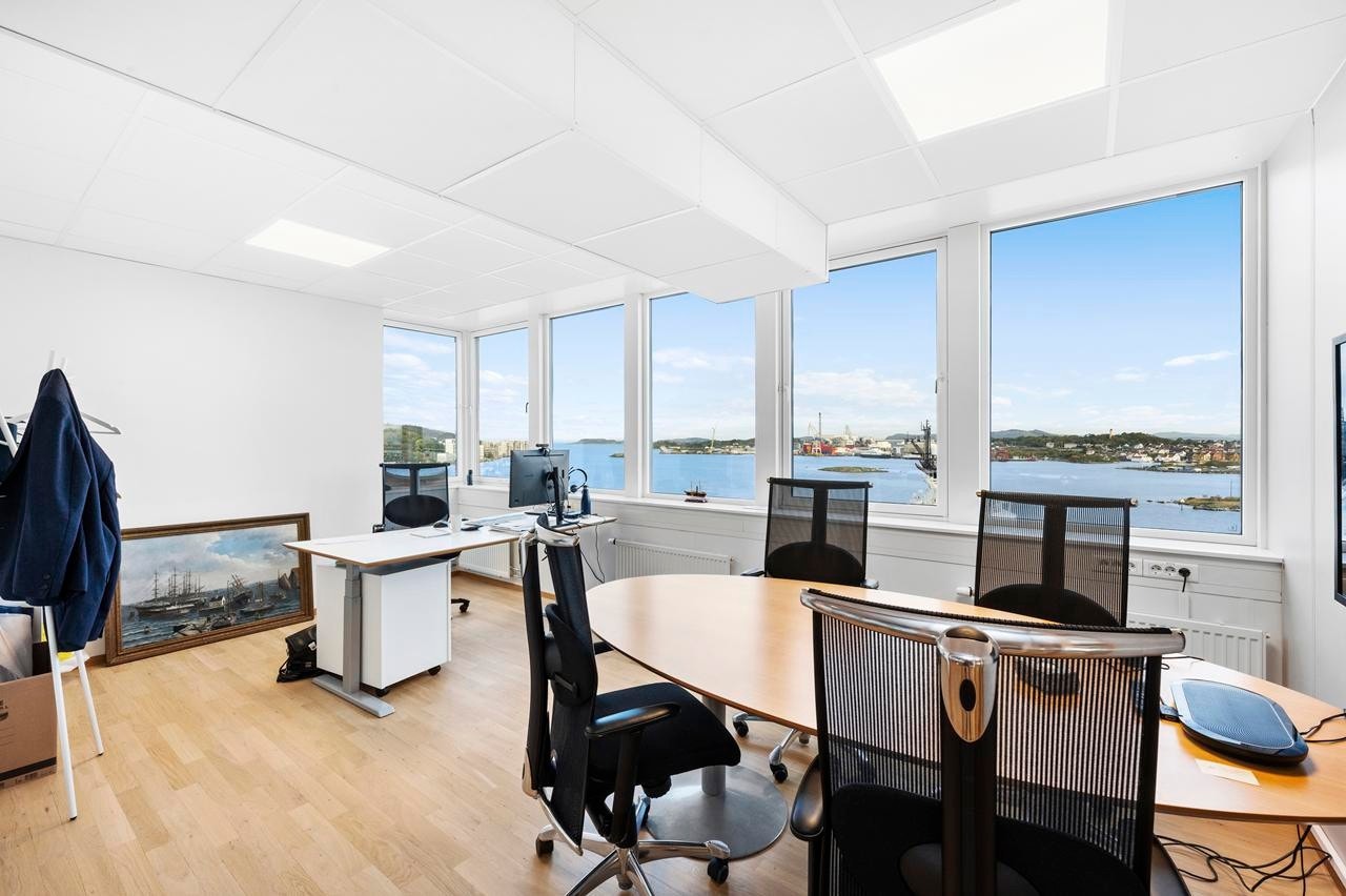 Det er vinduer langs begge sidene av bygget. Bildet tatt i 9.etasje. Galleribilde