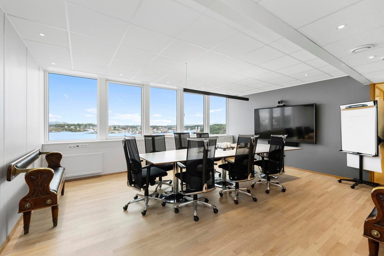 Møterom kan legges i lokalene, men det er fellesmøterom i 1.etasje som kan benyttes av leietakere i bygget. Galleribilde