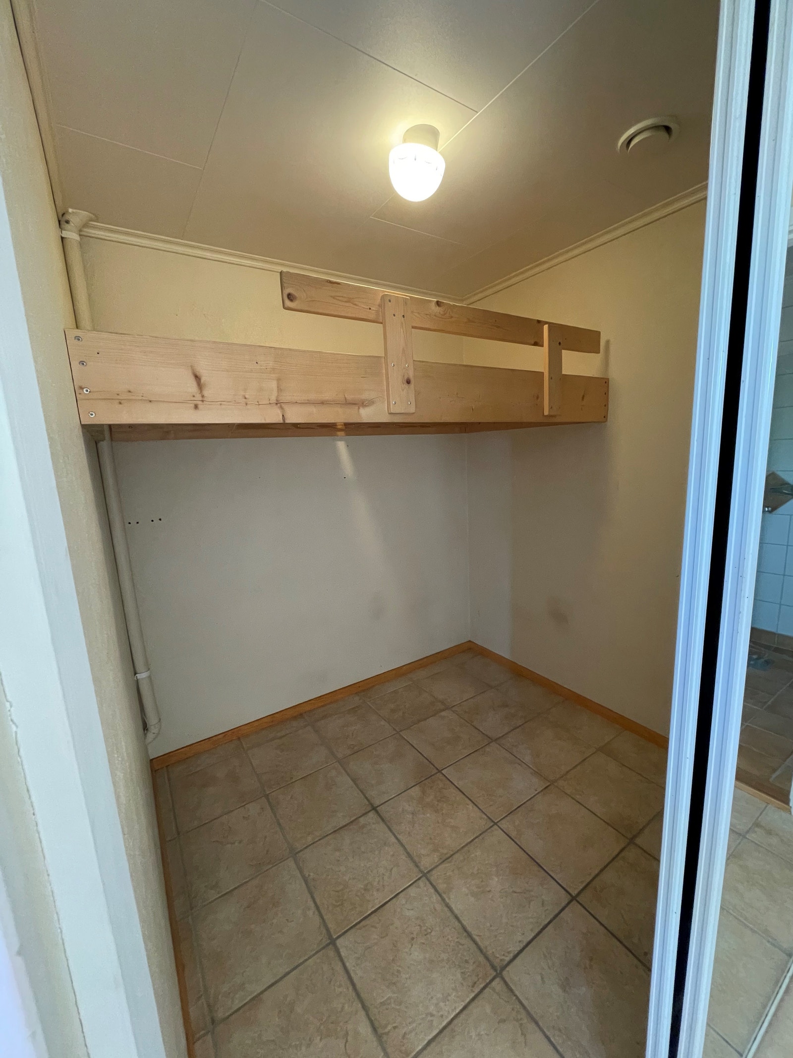 sovealkove eller garderobe Galleribilde