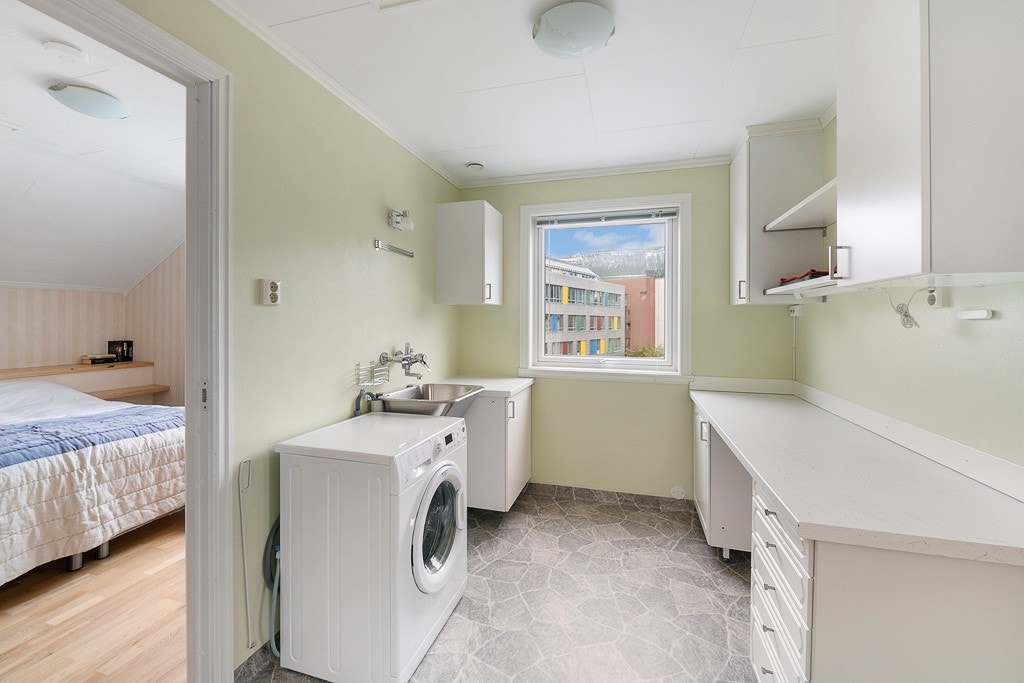 Innenfor kjøkkenet finner du et godt vaskerom - her er også arbeidsbenk/kontorplass - hva som passer Galleribilde