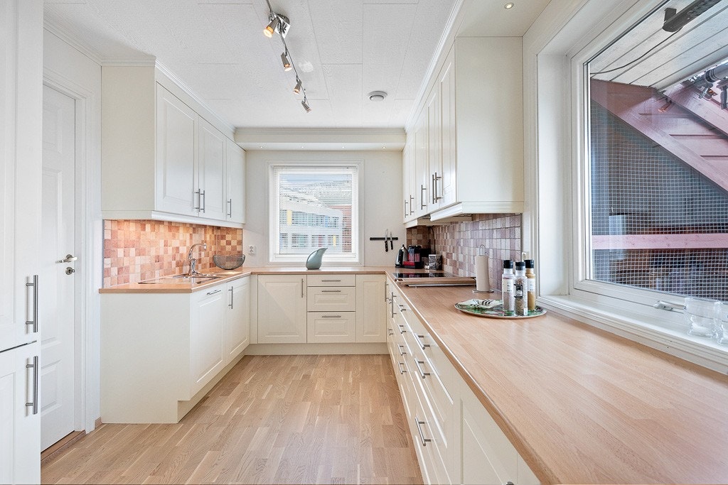 Nytt kjøkken med mye skapplass og benkeplass Galleribilde