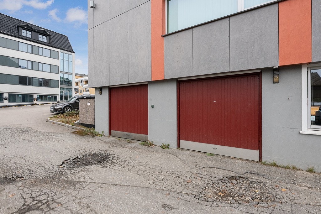 Garasje og parkeringsplass i byggets underetasje Galleribilde