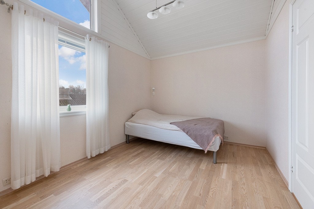 Soverom 1 med bod innenfor. Det er også et bad 1 som det ikke er bilde av, men som er nyoppusset og med dusjnisje, wc og skap med vask og speil Galleribilde