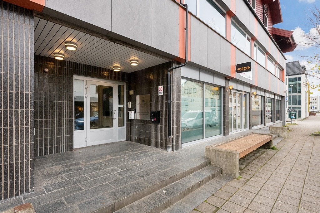 Inngangspartiet - trapp og rampe Galleribilde