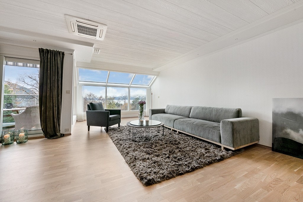 Stue med flott vindusløsning Galleribilde