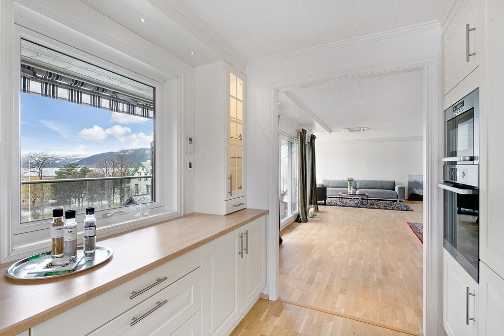 Fra kjøkkenet mot stuen hvor du går ut til terrassen Galleribilde