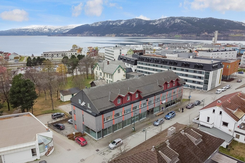 Oversiktsbilde med bygget i sentrum Galleribilde