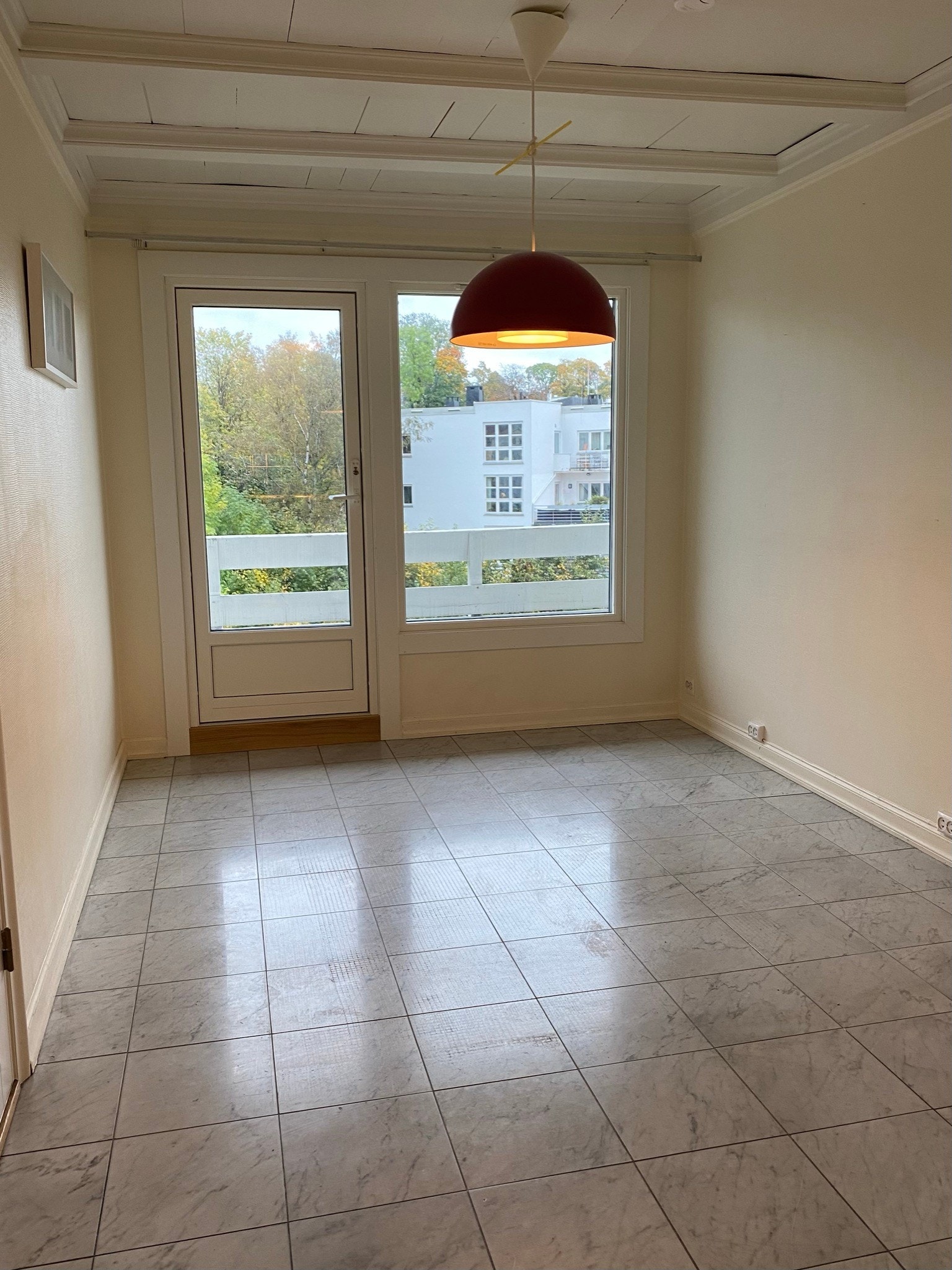 Spisekrok med utgang til nordøst-vendt veranda. Galleribilde