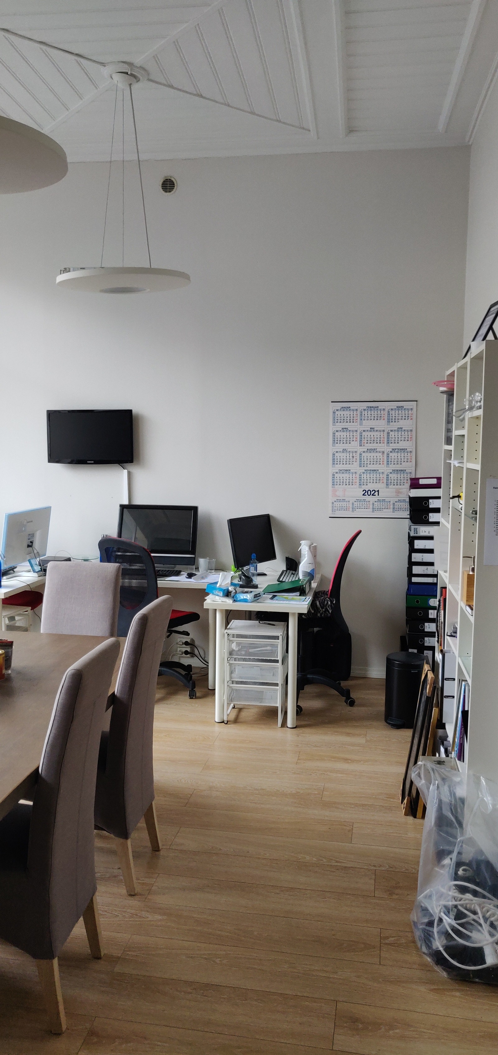 Fin takhøyde (3,70 meter) og store vinduer Galleribilde