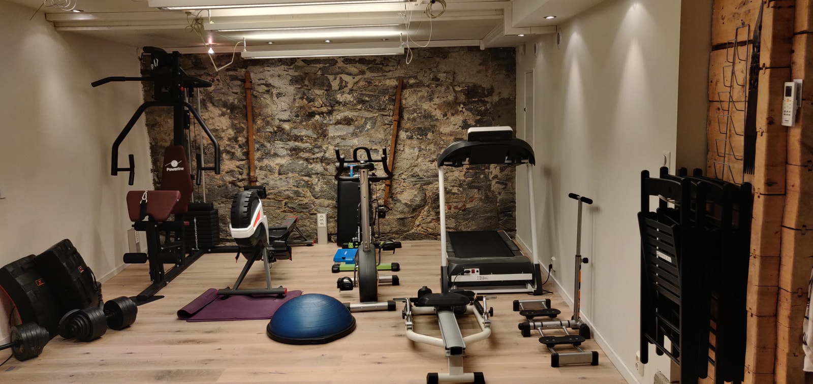 Tøff original murvegg i underetasjen er tatt frem Galleribilde