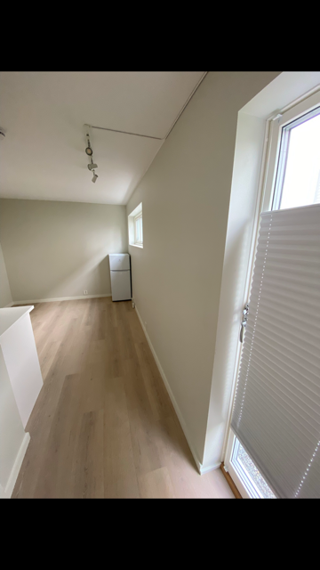 fra inngangsdør og inn i hybelen Galleribilde