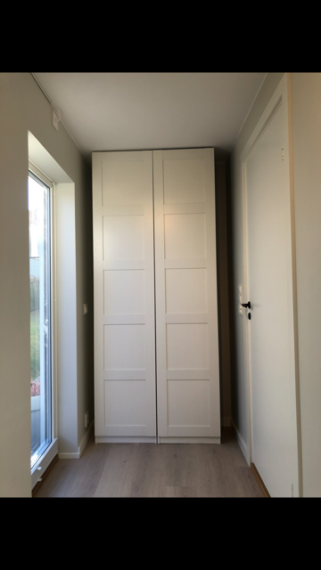 to Pax garderobeskap på 50cm bredde med skuffer og heng. Galleribilde