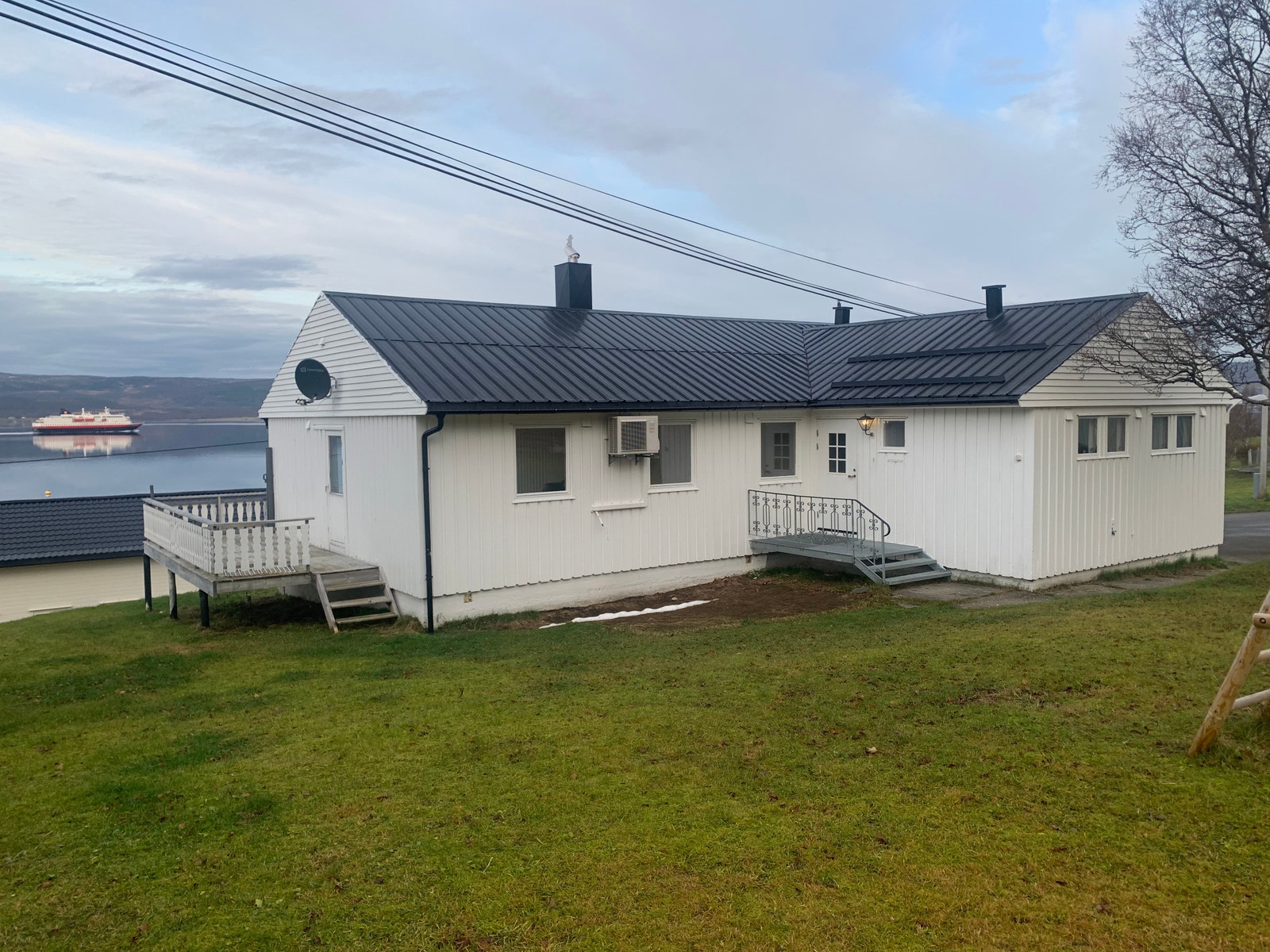 Fasade med inngang Galleribilde