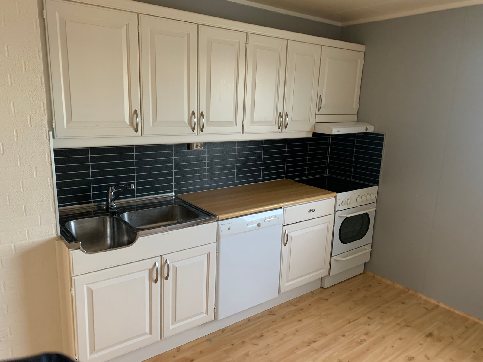 Kjøkken med komfyr og oppvaskmaskin Galleribilde