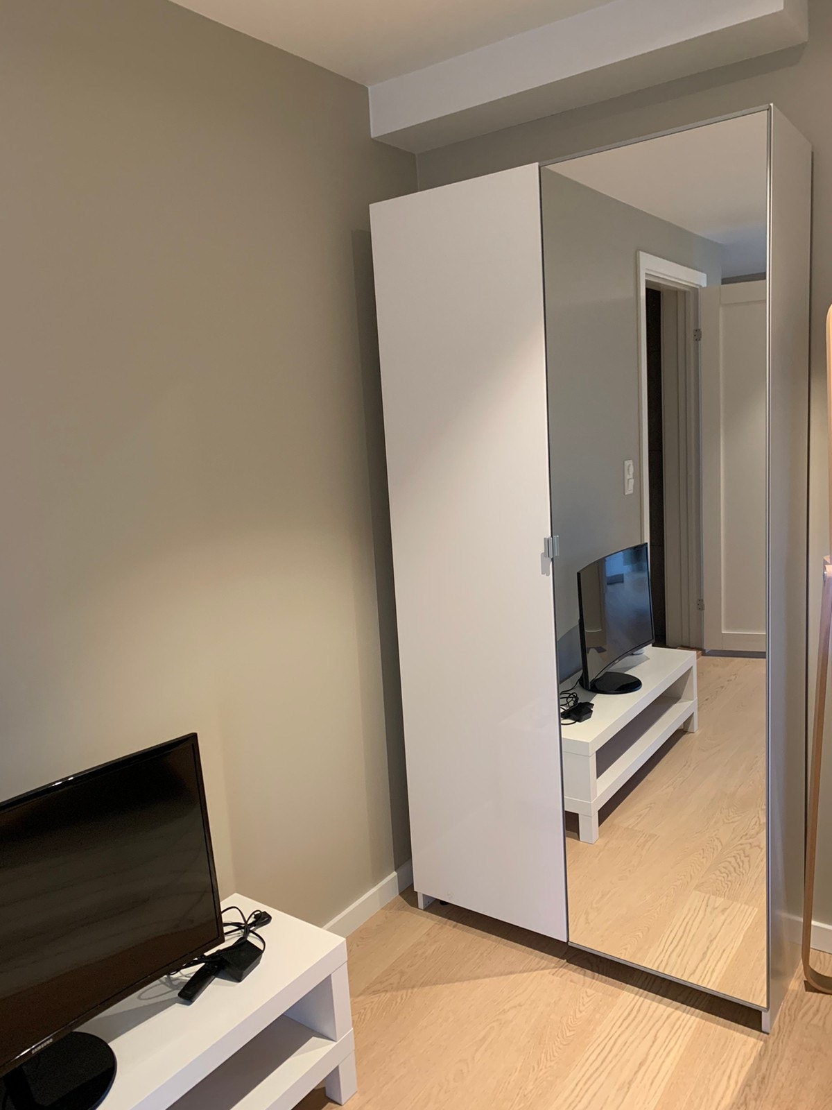 Klesskap Galleribilde