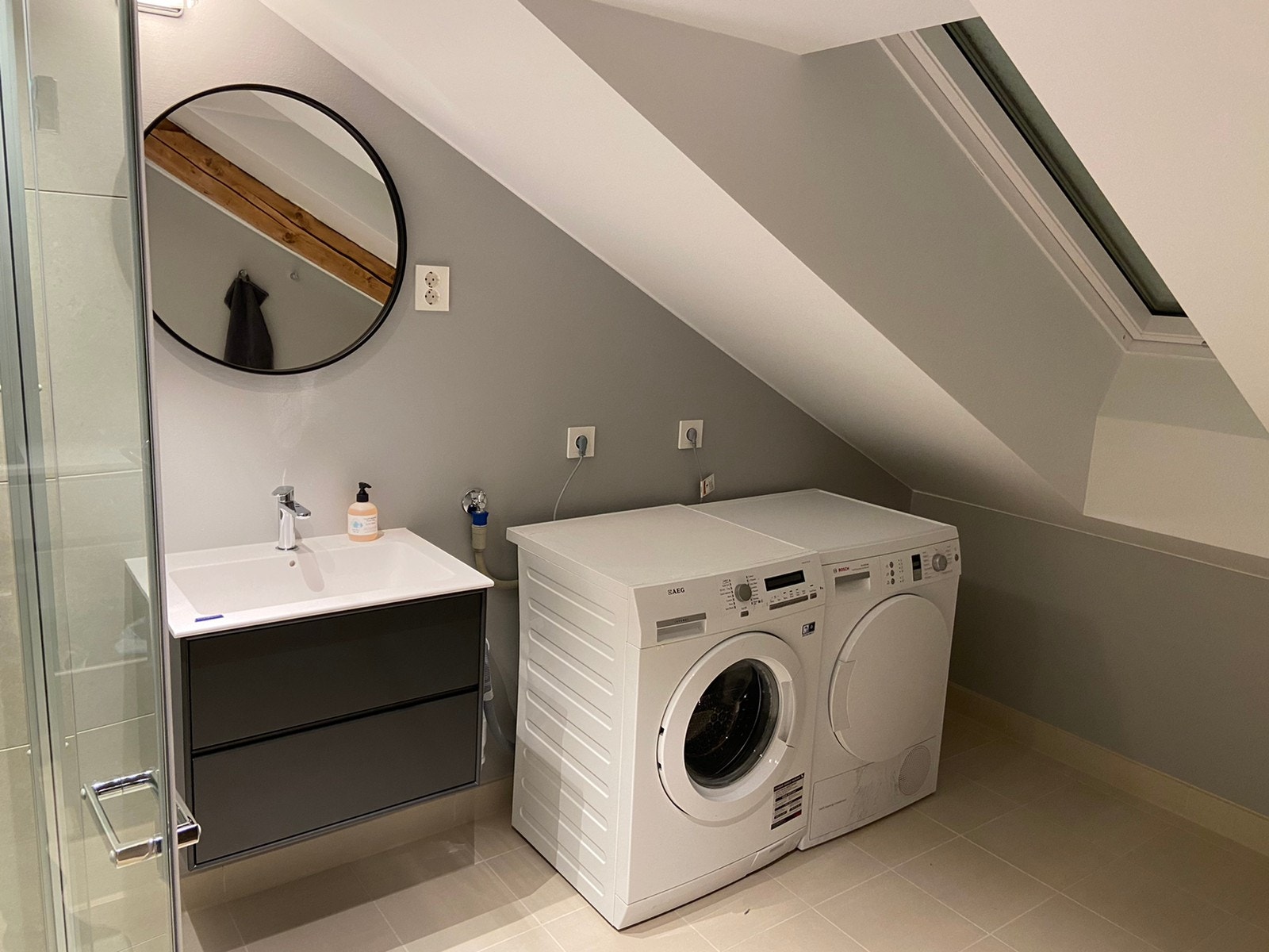 Bad med vaskemaskin og tørketrommel Galleribilde