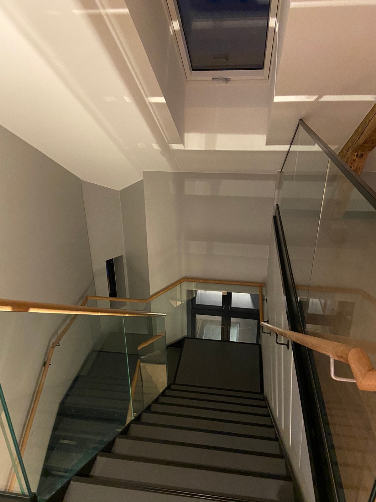 Trapp fra entre og opp i leiligheten Galleribilde