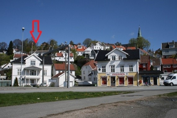 Huset ligger ved siden av Barbu Bakeri og Ricard Andersen Elektro. Galleribilde