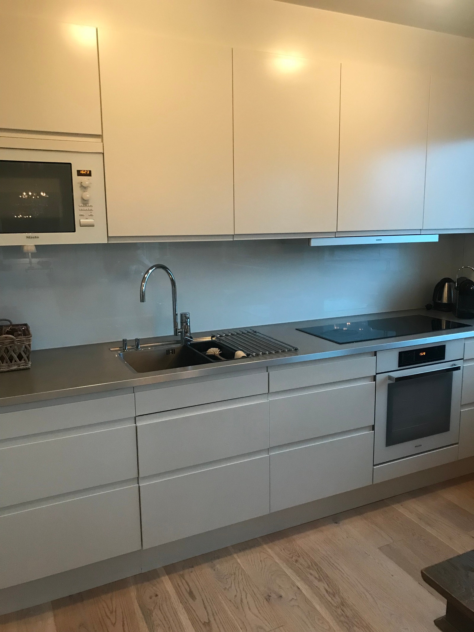 Kjøkken fra HTH med Miele hvitevarer Galleribilde