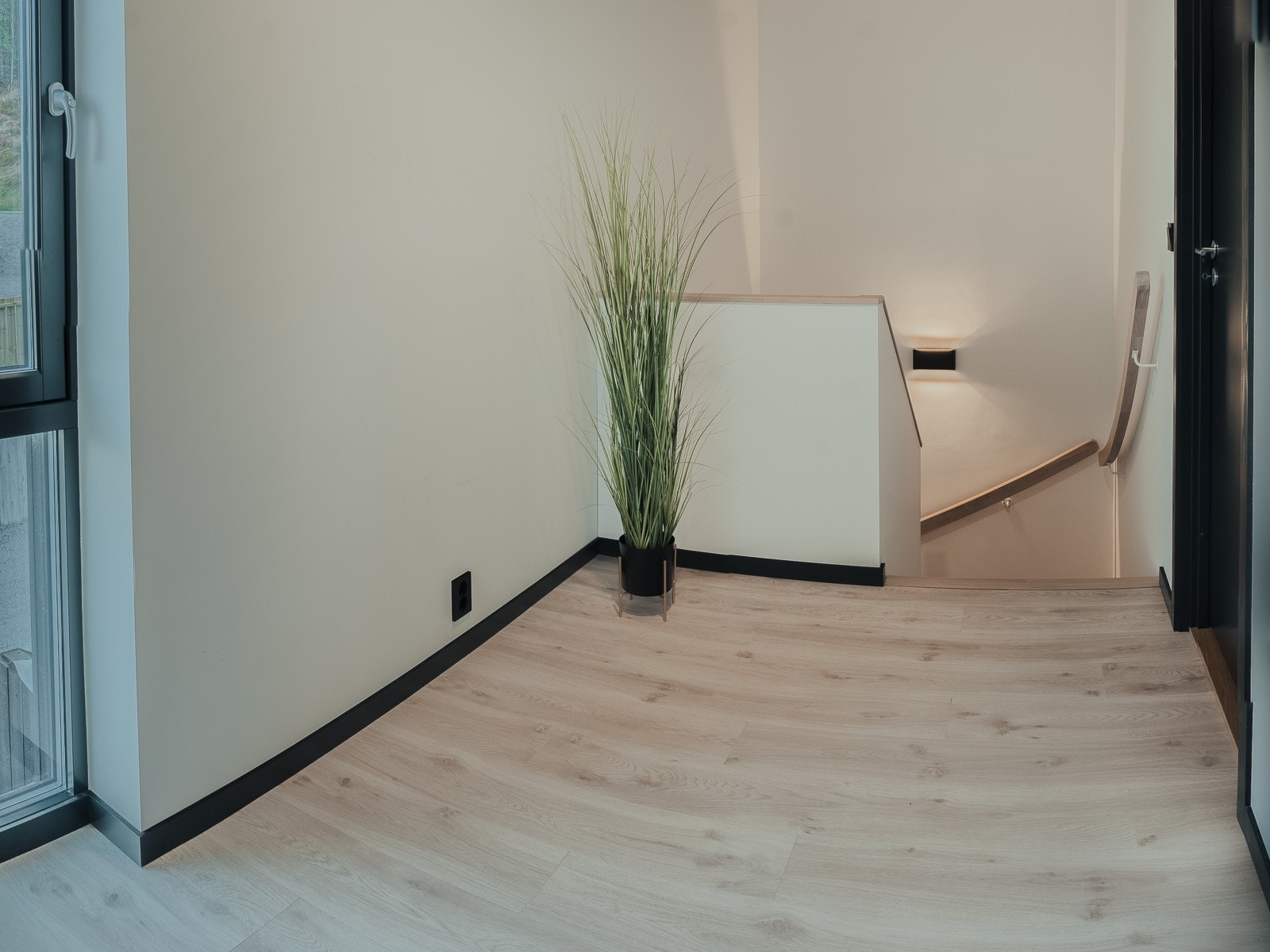 Allrom oppe m plass til kontorpult Galleribilde