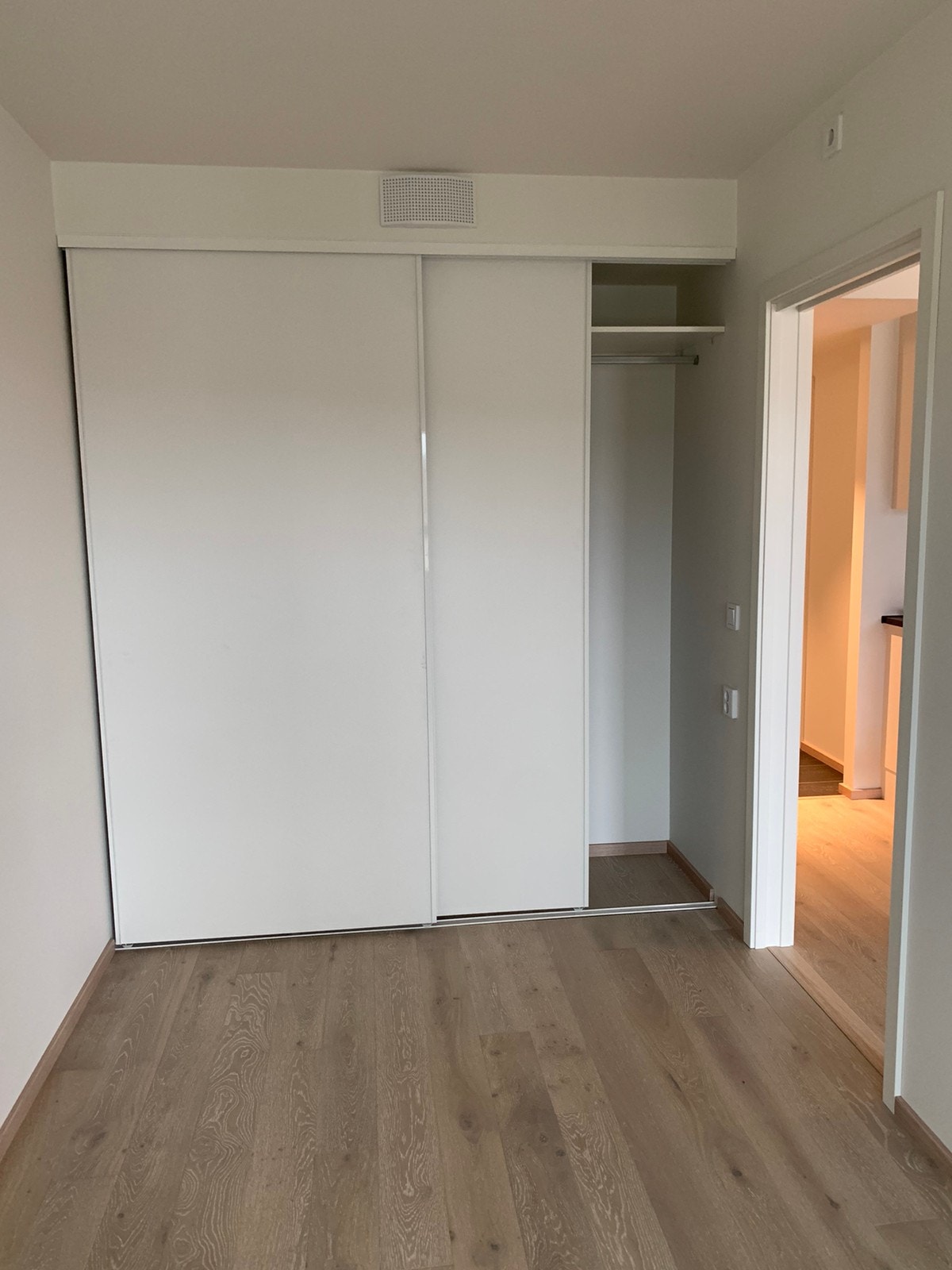 Soverom med et skap Galleribilde