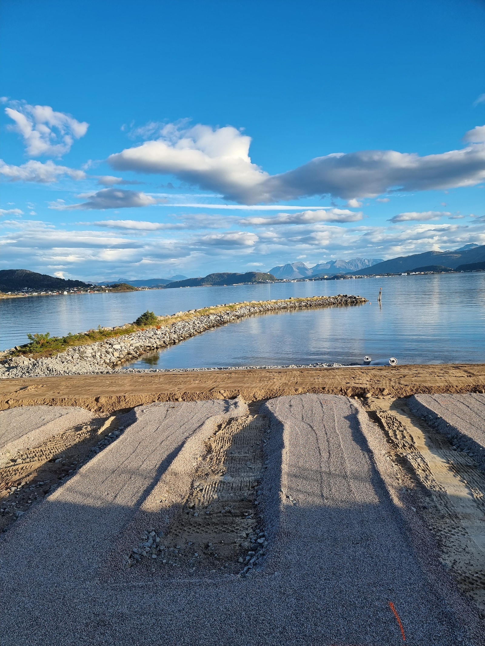 Naustene ligger med god høyde og det er flott utsyn innover mot Ålesund. Galleribilde